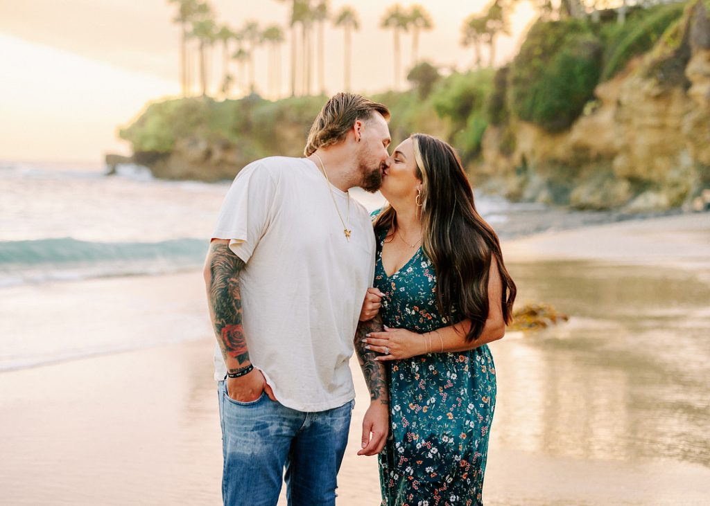 couple kissing